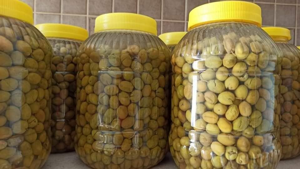 Taş kırma zeytin kavanozları